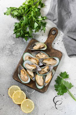 Gri bir arka plan üzerinde ahşap bir Tahta üzerinde Kivi midye. Sağlıklı beslenme