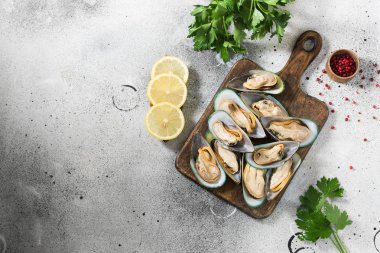 Gri bir arka plan üzerinde ahşap bir Tahta üzerinde Kivi midye. Sağlıklı beslenme