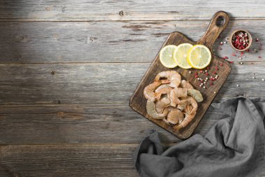 Tahta üzerinde kaplan karidesleri. Gri arka plan. Deniz ürünleri.