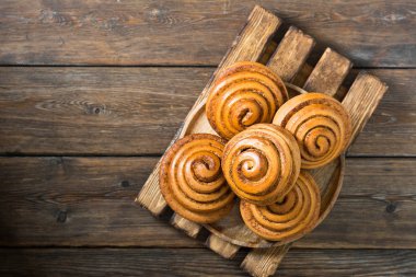 Tarçınlı rulolar. Pasta. Rustik stil