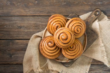 Tarçınlı rulolar. Pasta. Rustik stil