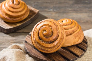 Tarçınlı rulolar. Pasta. Rustik stil