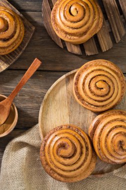 Tarçınlı rulolar. Pasta. Rustik stil