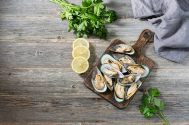 Gri bir arka plan üzerinde ahşap bir Tahta üzerinde Kivi midye. Sağlıklı beslenme