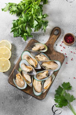 Gri bir arka plan üzerinde ahşap bir Tahta üzerinde Kivi midye. Sağlıklı beslenme