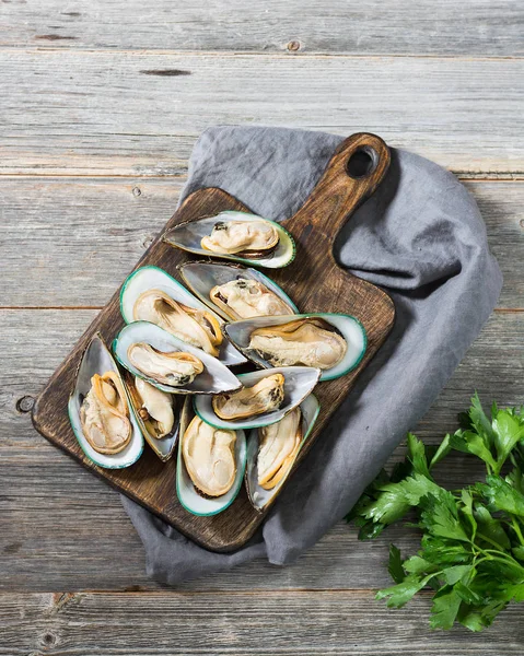 Los Mejillones Kiwi Sobre Tabla Madera Sobre Fondo Gris Dieta — Foto de Stock