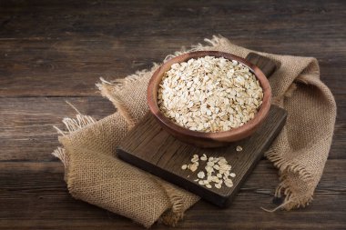 Ahşap bir masada bir ahşap kase yulaf ezmesi