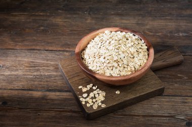 Ahşap bir masada bir ahşap kase yulaf ezmesi