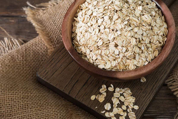 Ahşap bir masada bir ahşap kase yulaf ezmesi