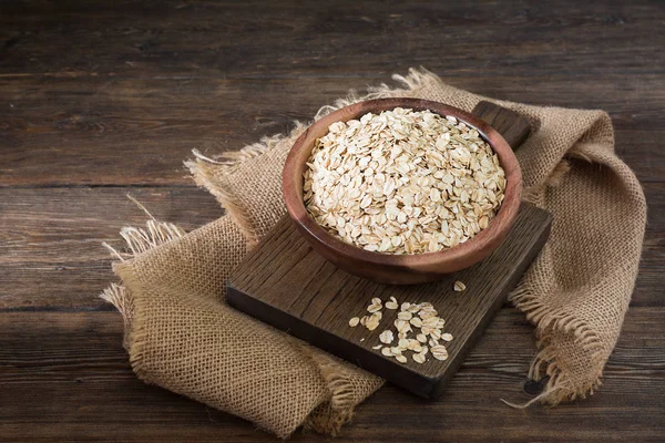 Ahşap bir masada bir ahşap kase yulaf ezmesi