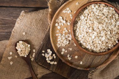 Ahşap bir masada bir ahşap kase yulaf ezmesi