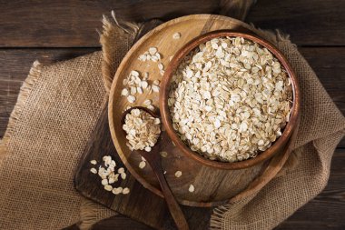 Ahşap bir masada bir ahşap kase yulaf ezmesi