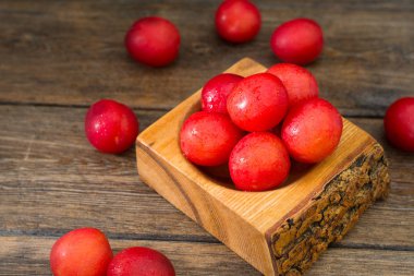 Kırmızı erik. Sağlıklı beslenme. Rustik stil