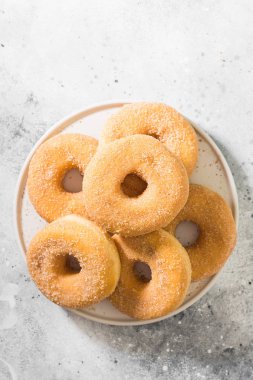 Şeker serpilir çörekler. Açık gri arka plan