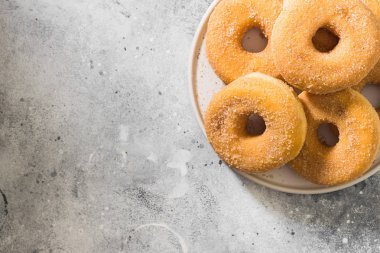 Şeker serpilir çörekler. Açık gri arka plan