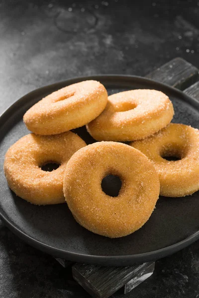 Donuts Espolvoreados Con Azúcar Fondo Oscuro —  Fotos de Stock