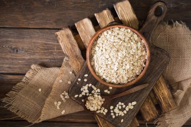 Ahşap bir masada bir ahşap kase yulaf ezmesi