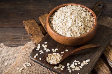 Ahşap bir masada bir ahşap kase yulaf ezmesi