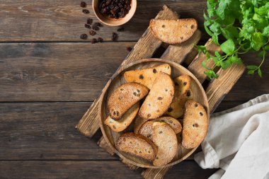 Kuru üzüm lü krakerve şeker. Rustik stil