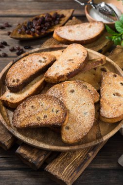 Kuru üzüm lü krakerve şeker. Rustik stil