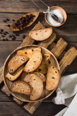 Kuru üzüm lü krakerve şeker. Rustik stil