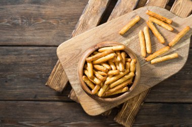 Tuz ile gevrek yapışır. Pasta