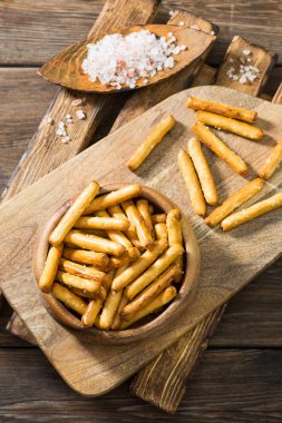 Tuz ile gevrek yapışır. Pasta