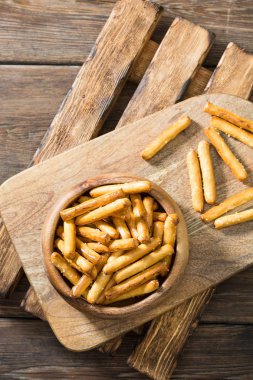 Tuz ile gevrek yapışır. Pasta