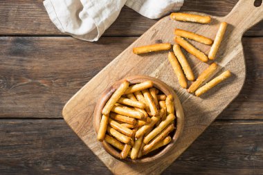 Tuz ile gevrek yapışır. Pasta