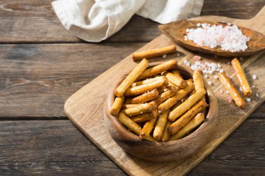 Tuz ile gevrek yapışır. Pasta