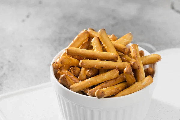 Breadsticks Med Sesamfrön Bakverk Ljus Bakgrund — Stockfoto