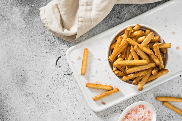 Breadsticks Met Sesamzaden Gebak Lichte Achtergrond — Stockfoto