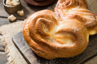 Çörek şeker serpilir. Tatlı hamur işleri. Rustik stil