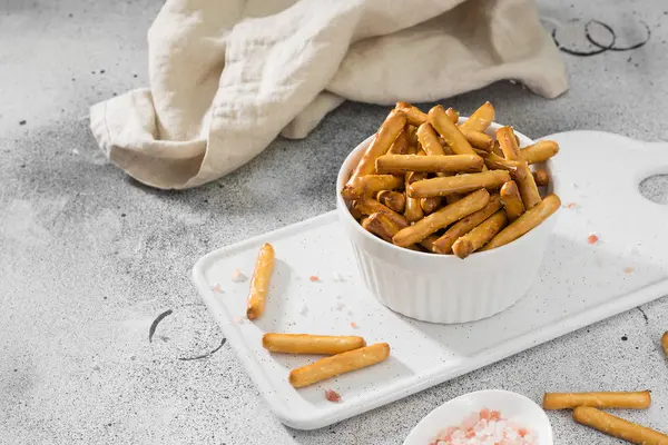 Breadsticks Med Sesamfrön Bakverk Ljus Bakgrund — Stockfoto