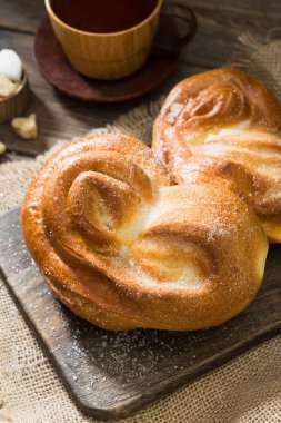 Çörek şeker serpilir. Tatlı hamur işleri. Rustik stil