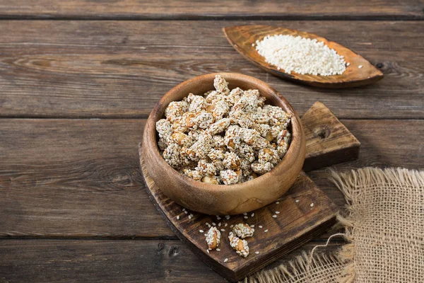 Bal ve susam kavrulmuş fıstık. Rustik tarzı