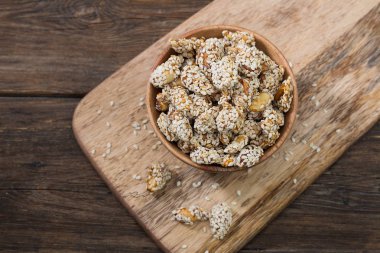 Bal ve susam kavrulmuş fıstık. Rustik tarzı