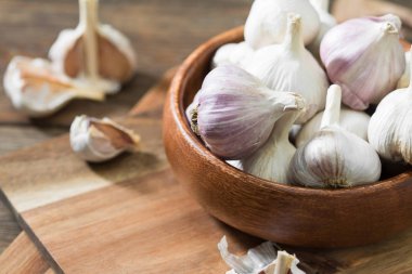 Gri ahşap bir masada sarımsak. Kırsal biçim