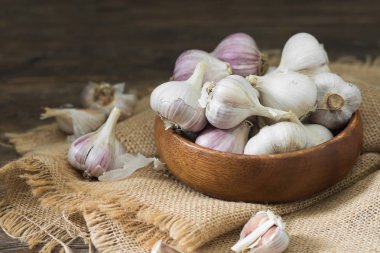 Gri ahşap bir masada sarımsak. Kırsal biçim