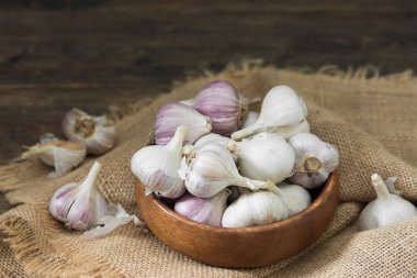 Gri ahşap bir masada sarımsak. Kırsal biçim