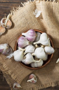 Gri ahşap bir masada sarımsak. Kırsal biçim