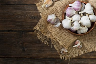 Gri ahşap bir masada sarımsak. Kırsal biçim