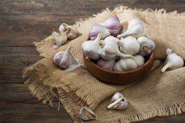 Gri ahşap bir masada sarımsak. Kırsal biçim