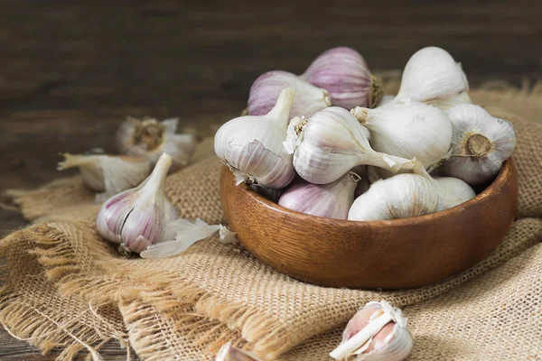 Gri ahşap bir masada sarımsak. Kırsal biçim