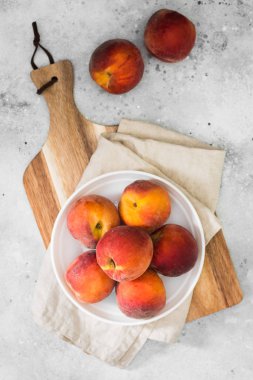 Hafif bir arka plan üzerinde beyaz tabaklarda Armut