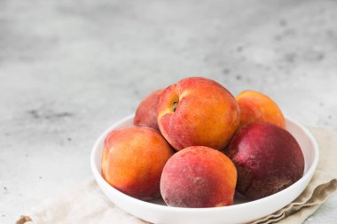 Hafif bir arka plan üzerinde beyaz tabaklarda Armut