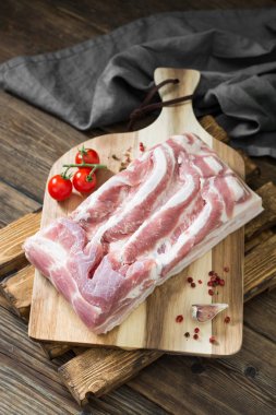 Tahtalı tahtada domuz eti. Döş. Rustik stil