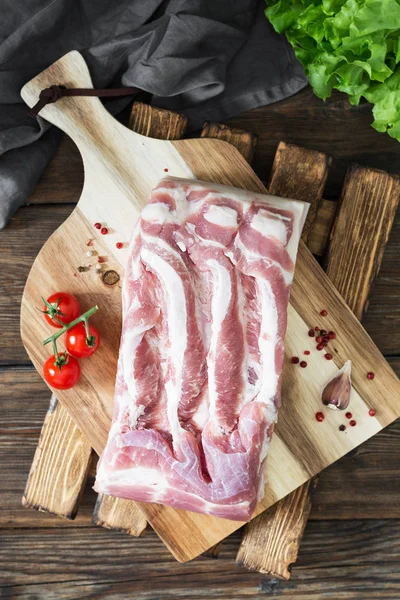 Carne Porco Uma Tábua Madeira Brisket Estilo Rústico — Fotografia de Stock