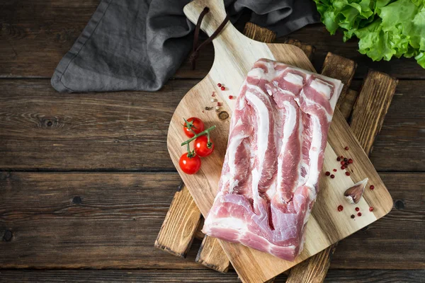 Carne Cerdo Una Tabla Madera Brisket Estilo Rústico —  Fotos de Stock