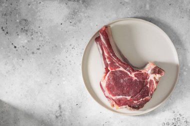Açık gri arka planda ahşap Tahta üzerinde çiğ dana eti